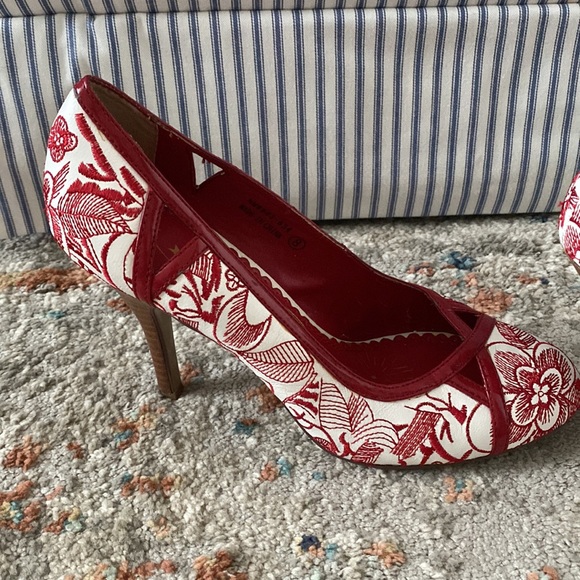 Red Embroidered Heels - Picture 4 of 7